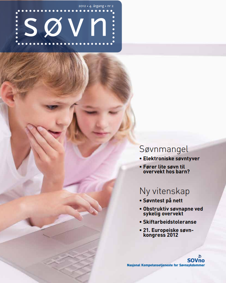 Et par barn som ser på en bærbar datamaskin