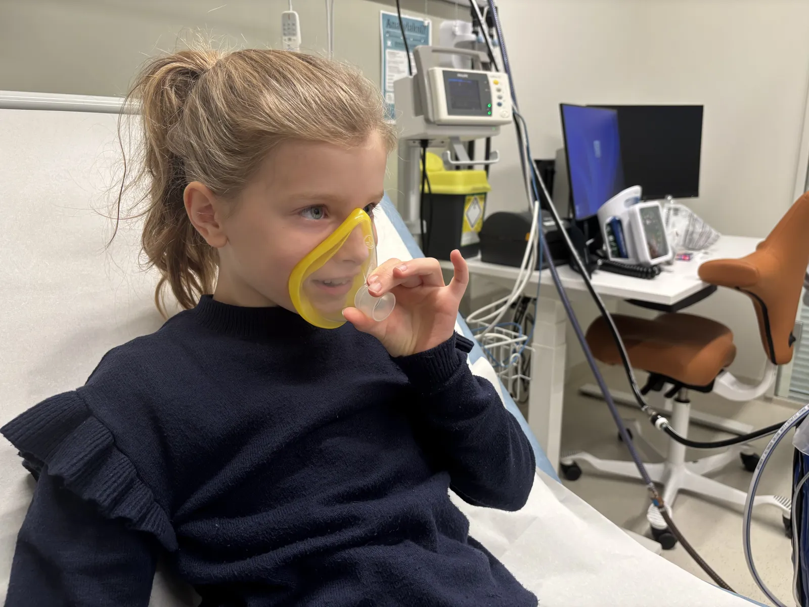 Jente prøver pustemaske