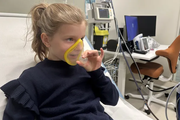 Jente prøver pustemaske