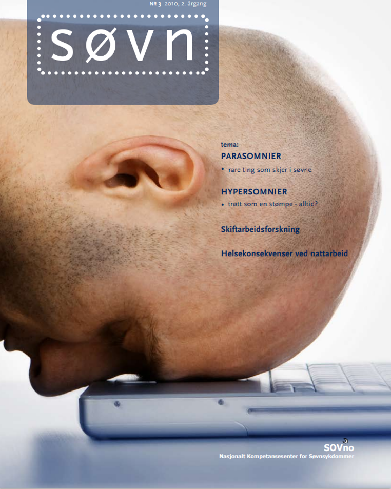 Mann med hodet på en bærbar datamaskin