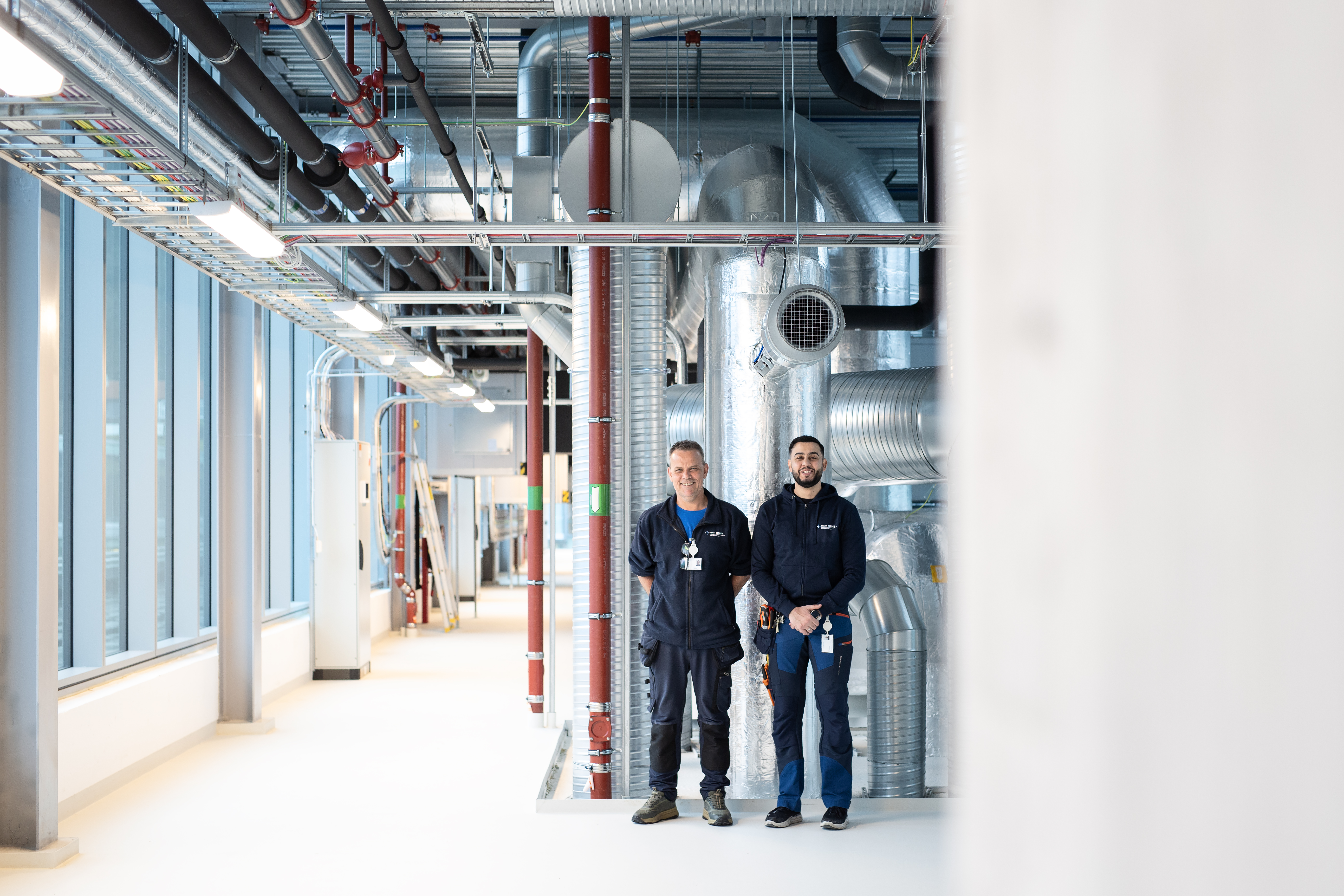 To menn står i et teknisk rom