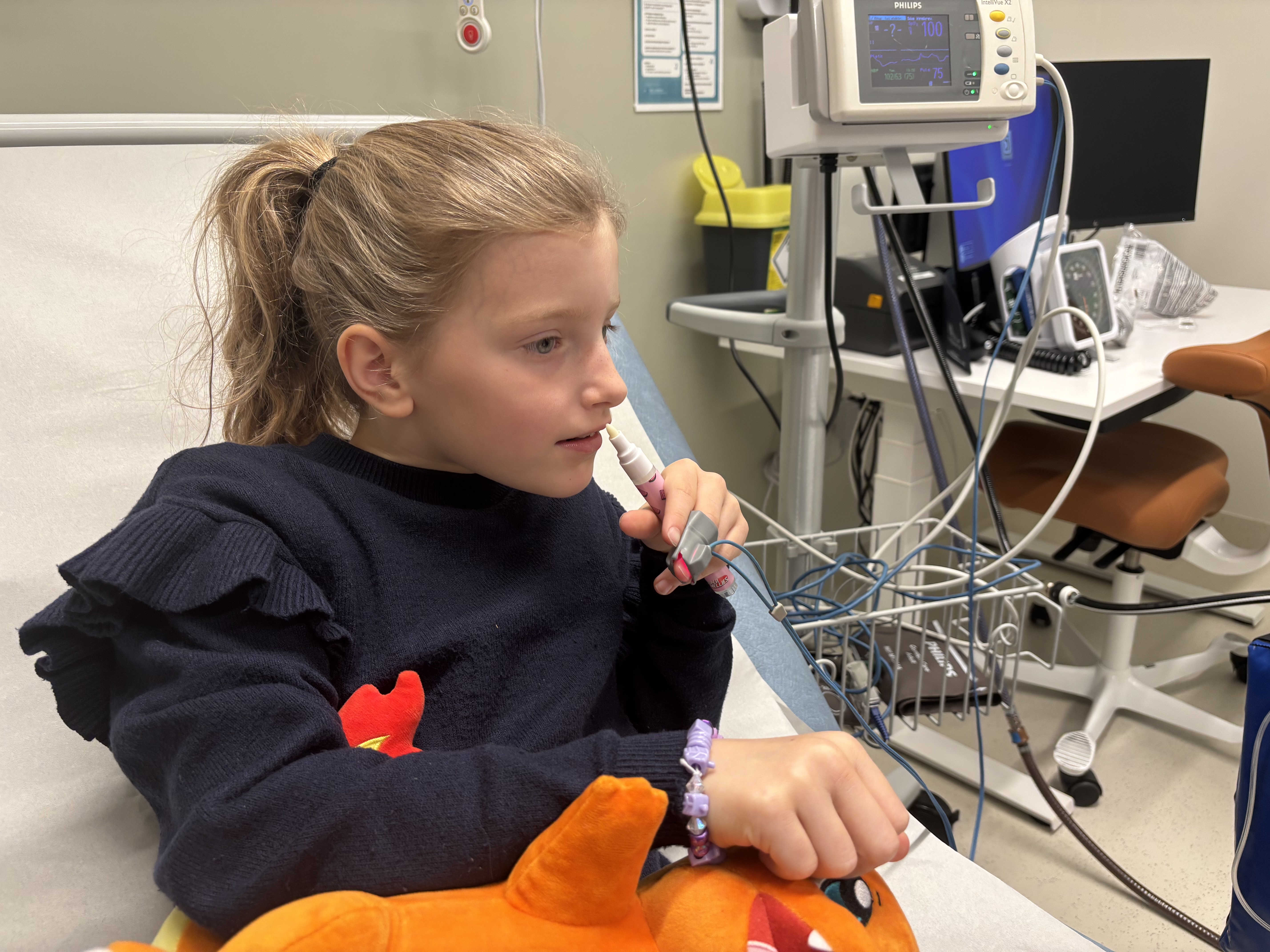 Jenta lukter på en tusj