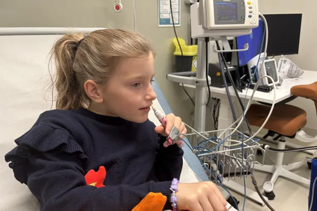 Jenta lukter på en tusj