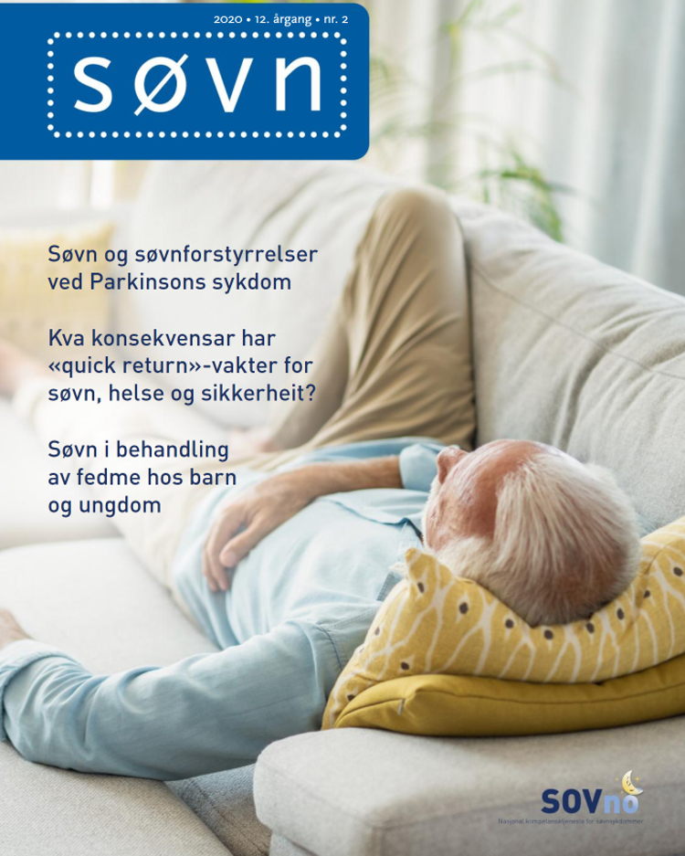 En person som ligger på en sofa