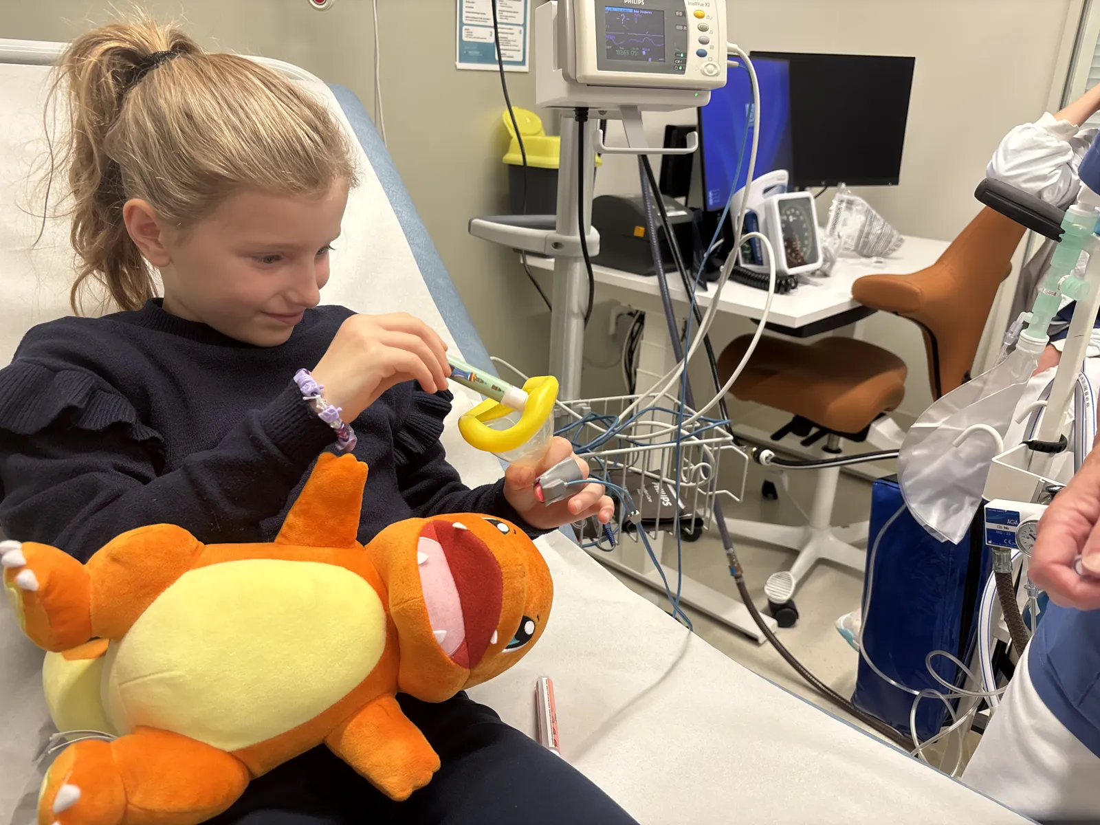 Jenta tegner med duft-tusj i maska