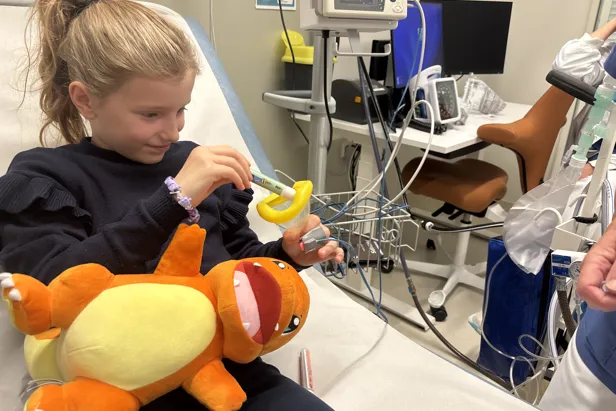 Jenta tegner med duft-tusj i maska