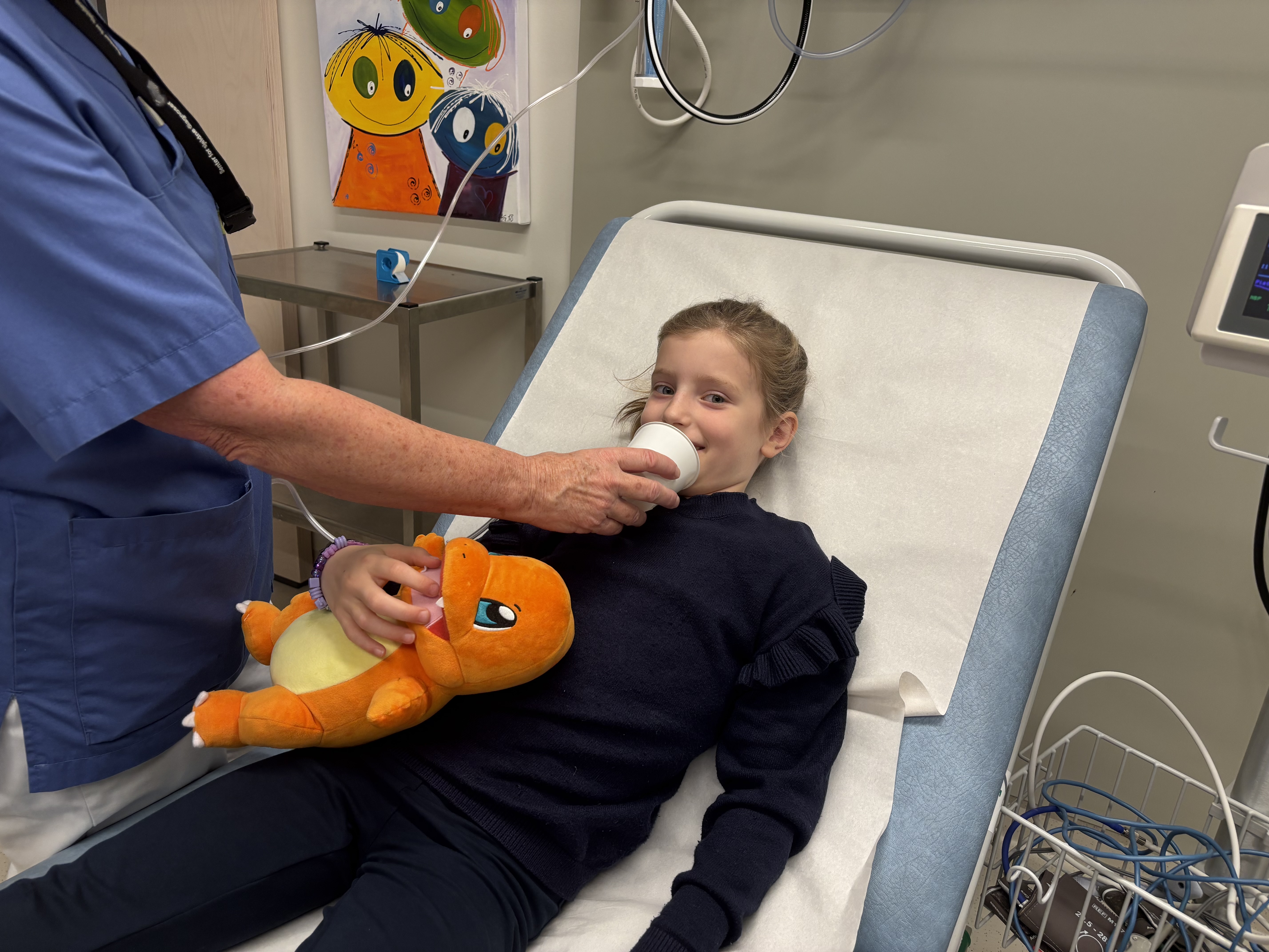 Jenta får puste inn litt oksygen fra en kopp