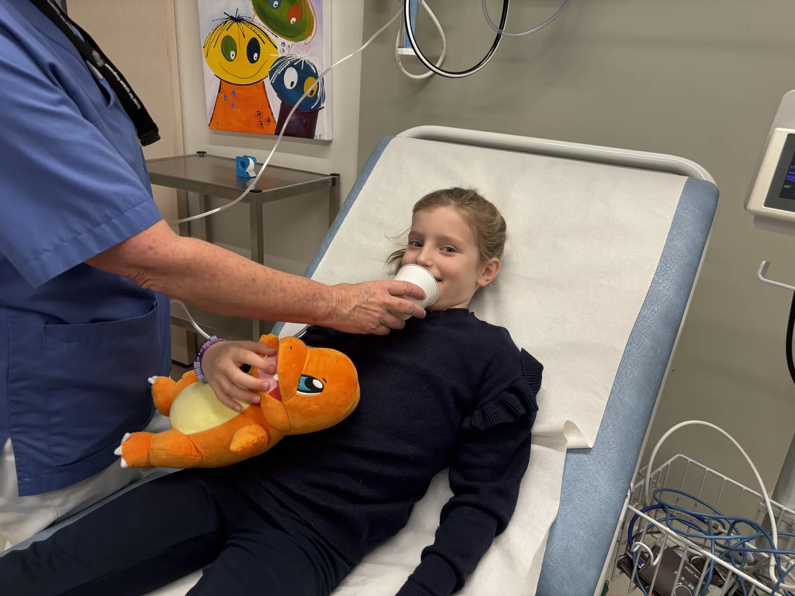 Jenta får puste inn litt oksygen fra en kopp