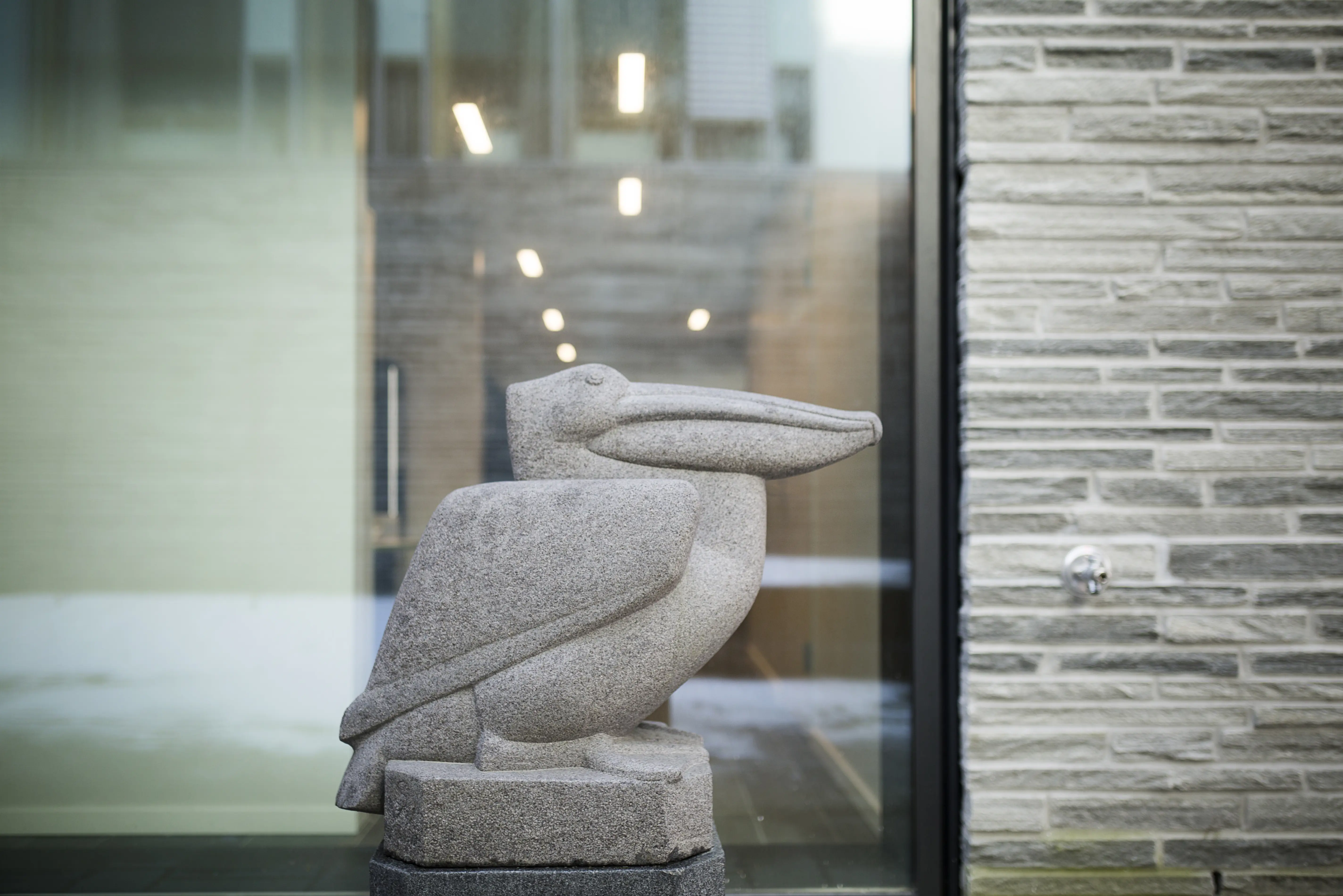 Statuen pelikanen i profil.