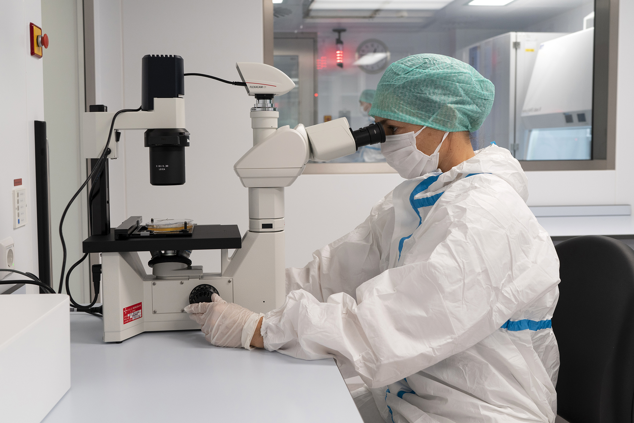 En person i hvit labfrakk