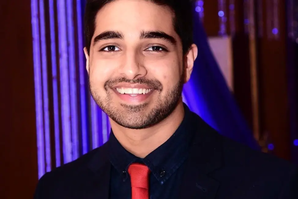 En mann iført dress og slips