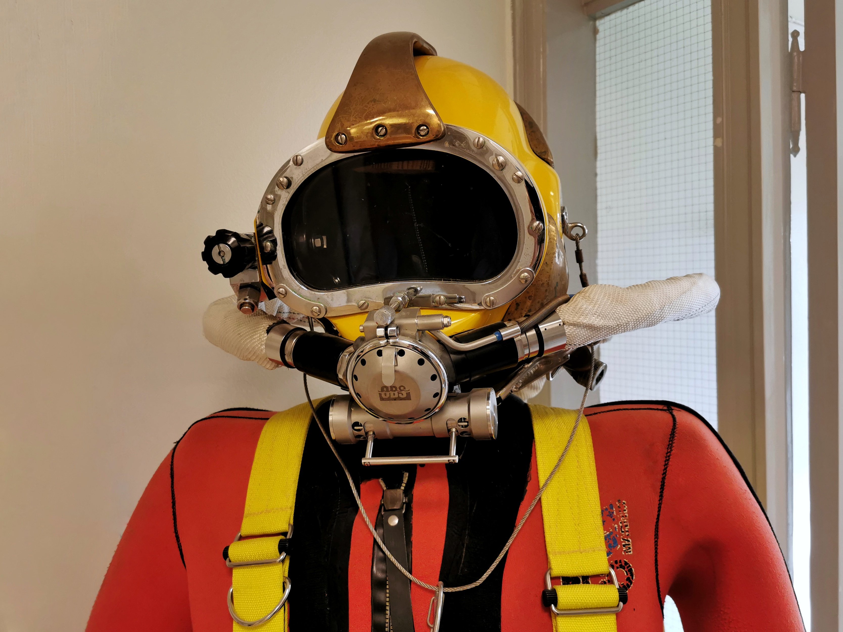 En person som har på seg et plagg