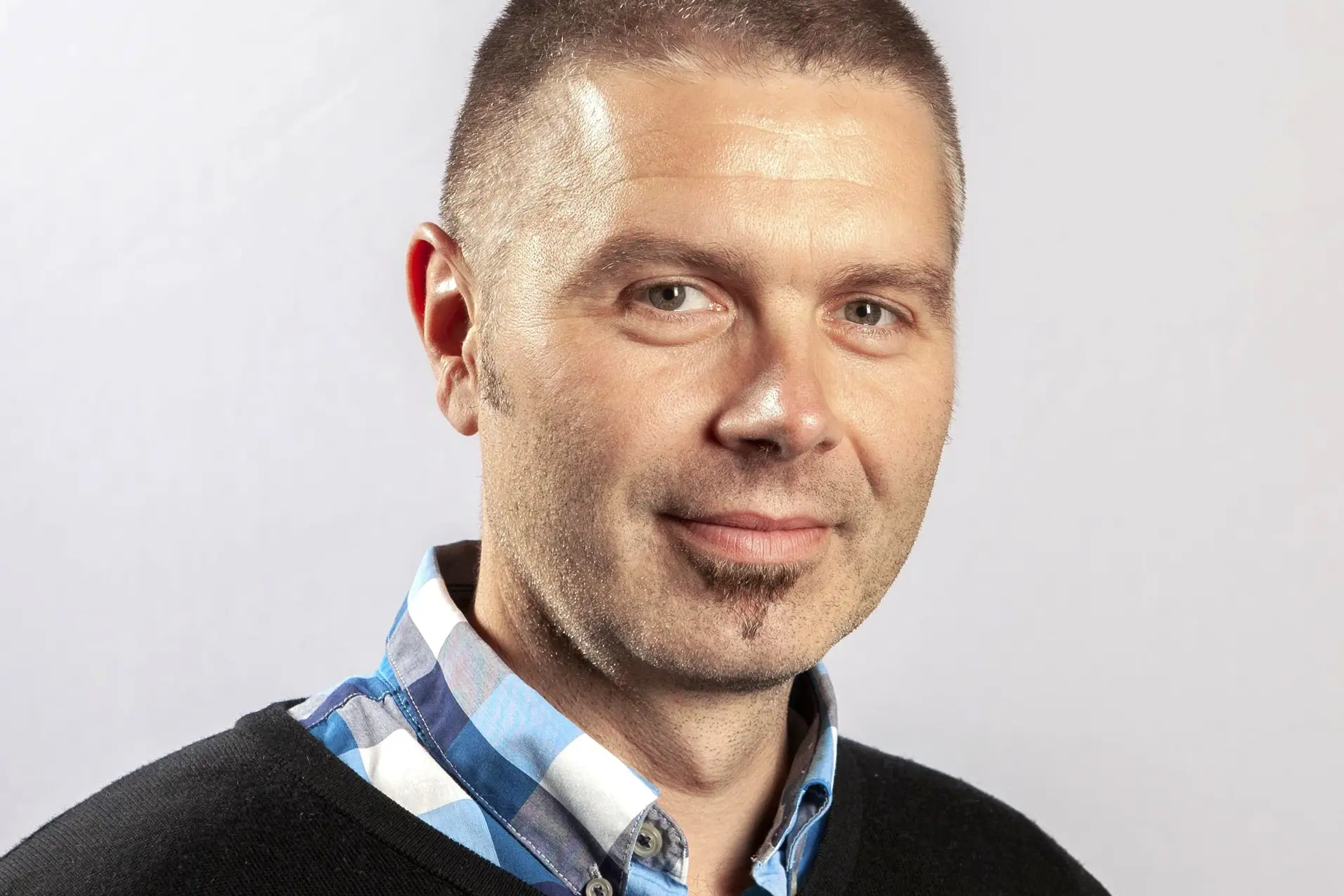 En mann med blå skjorte