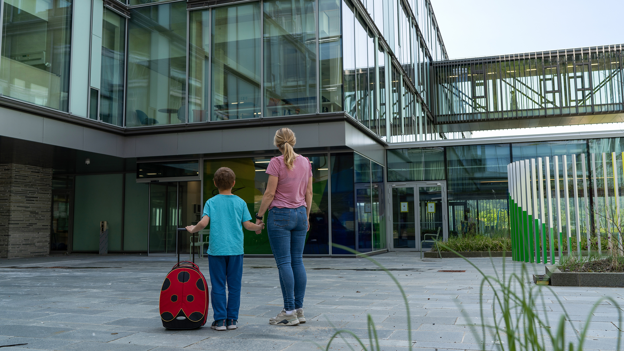 mor og barn foran Glasblokkene_foto