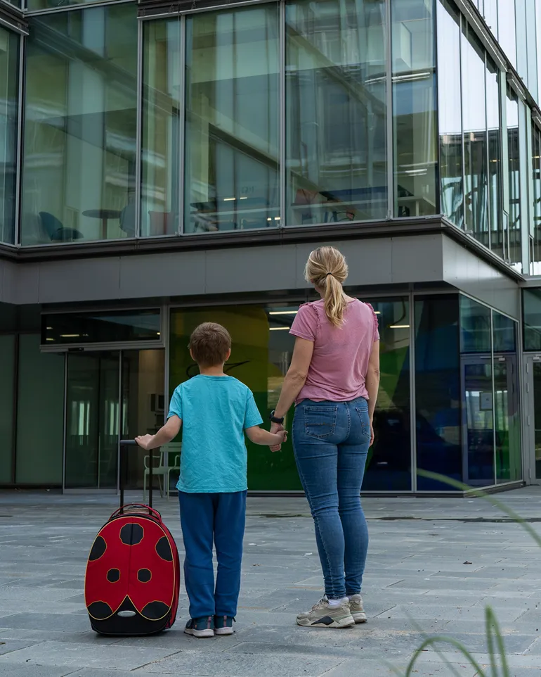 mor og barn foran Glasblokkene_foto