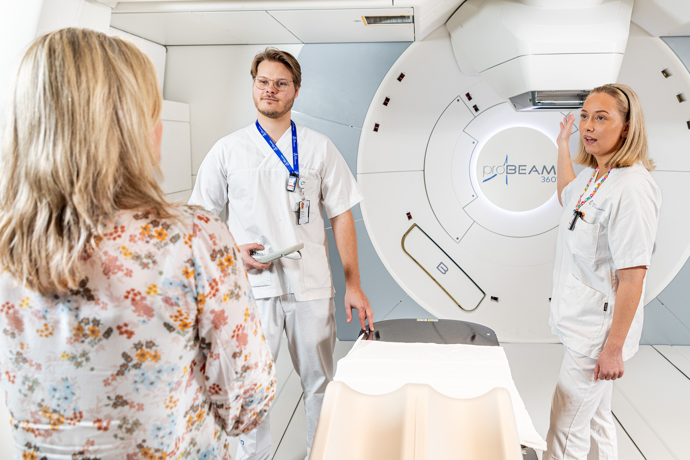 En lege som snakker med en pasient