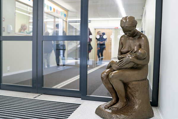 Statuen Ung mor i inngangspartiet til Marie Joys’ hus.