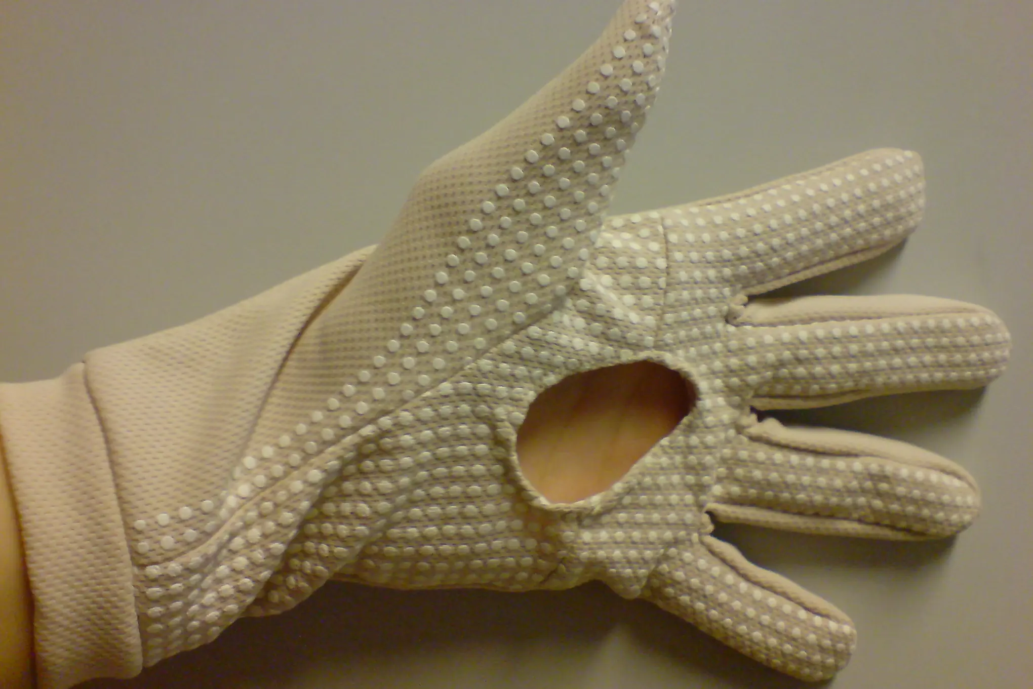 UV-gloves with hole