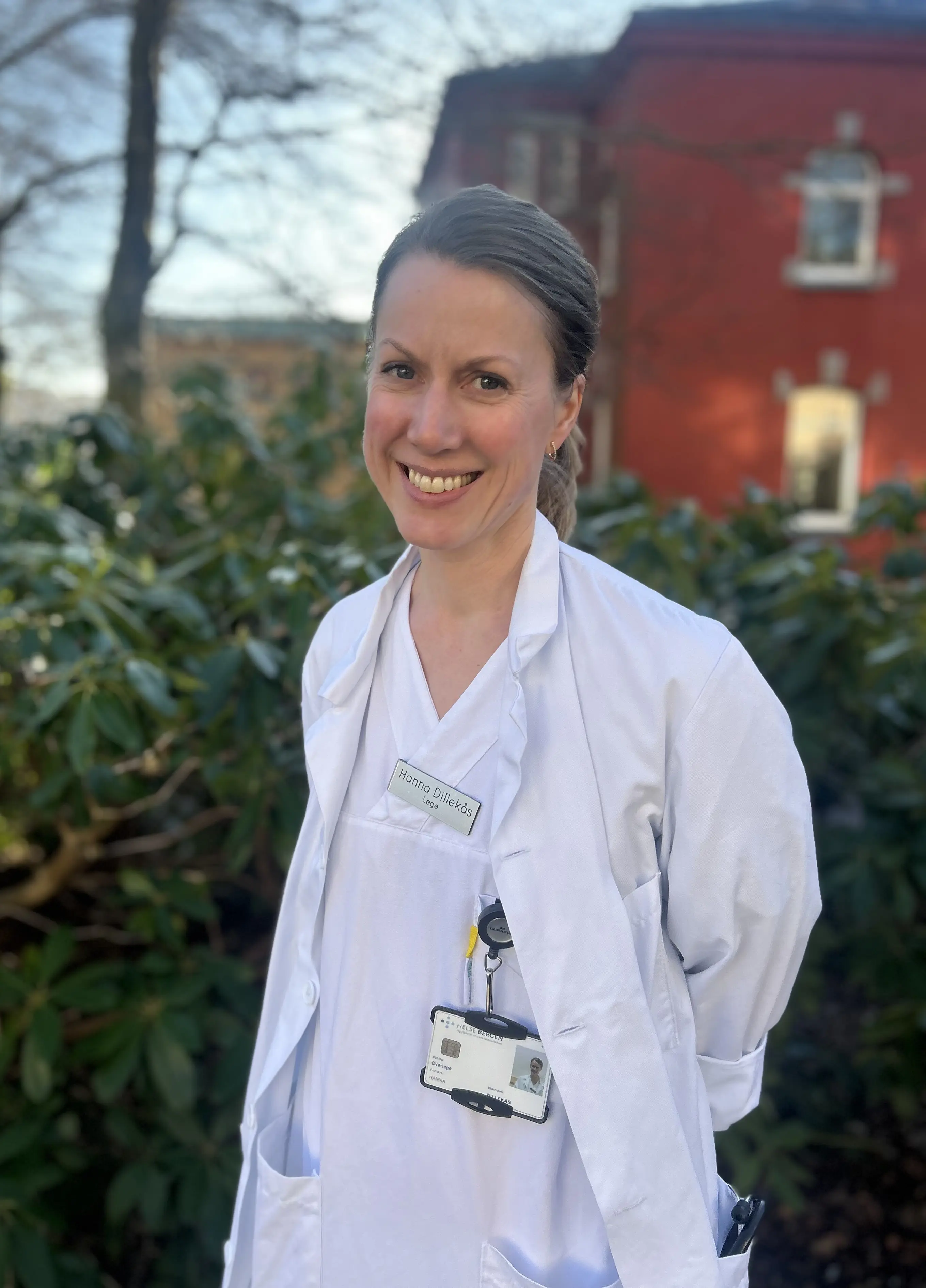 En person som har på seg en hvit frakk