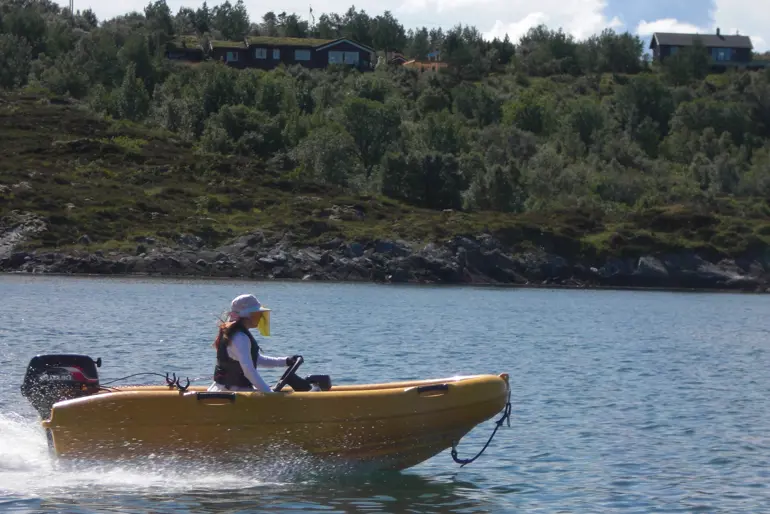 En person i en gul båt