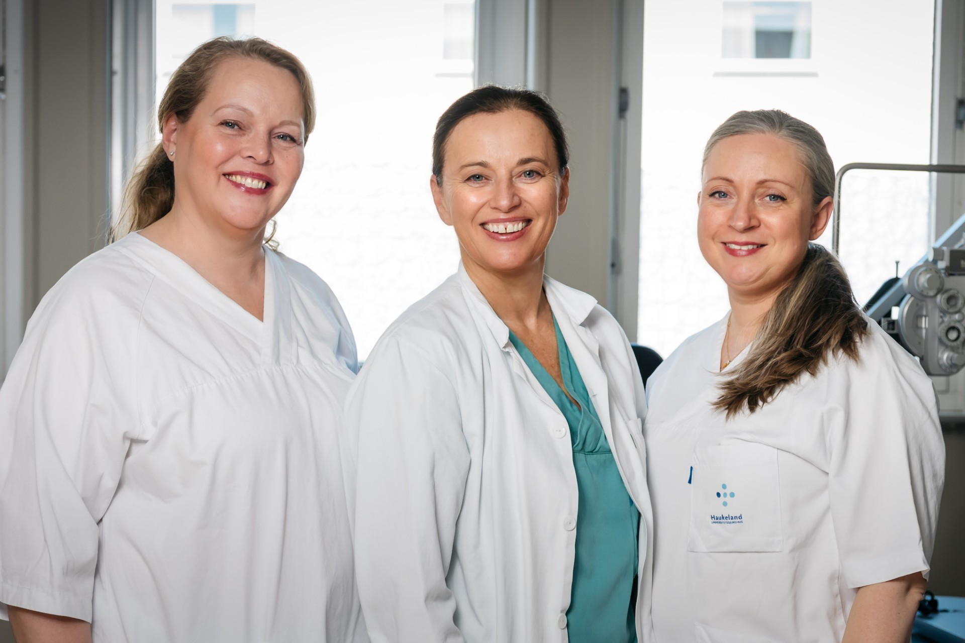 En gruppe kvinner i hvite laboratoriefrakker