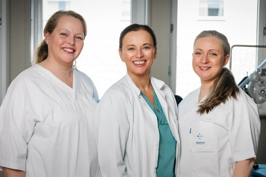 En gruppe kvinner i hvite laboratoriefrakker