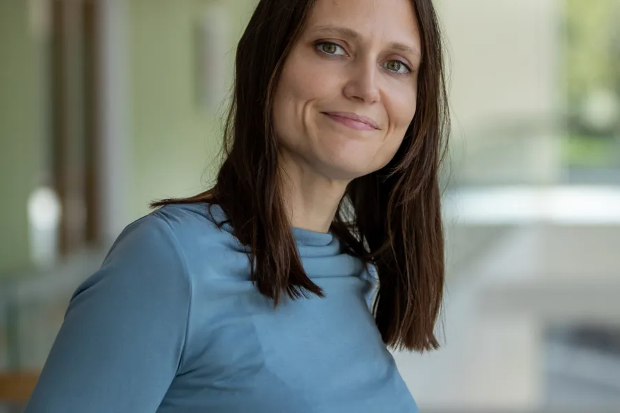 En kvinne i blå kjole