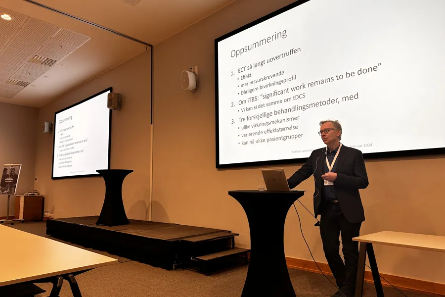 En person som står foran en projektorskjerm