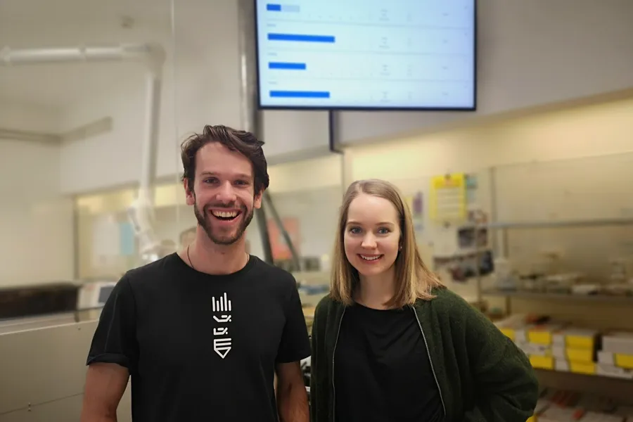 En mann og en kvinne som smiler