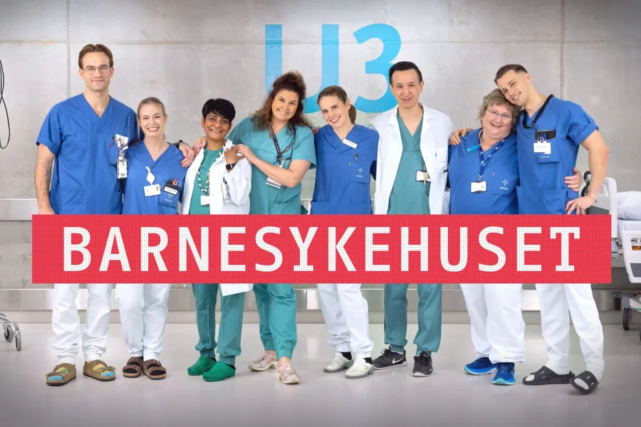 En gruppe mennesker i blå skjorter