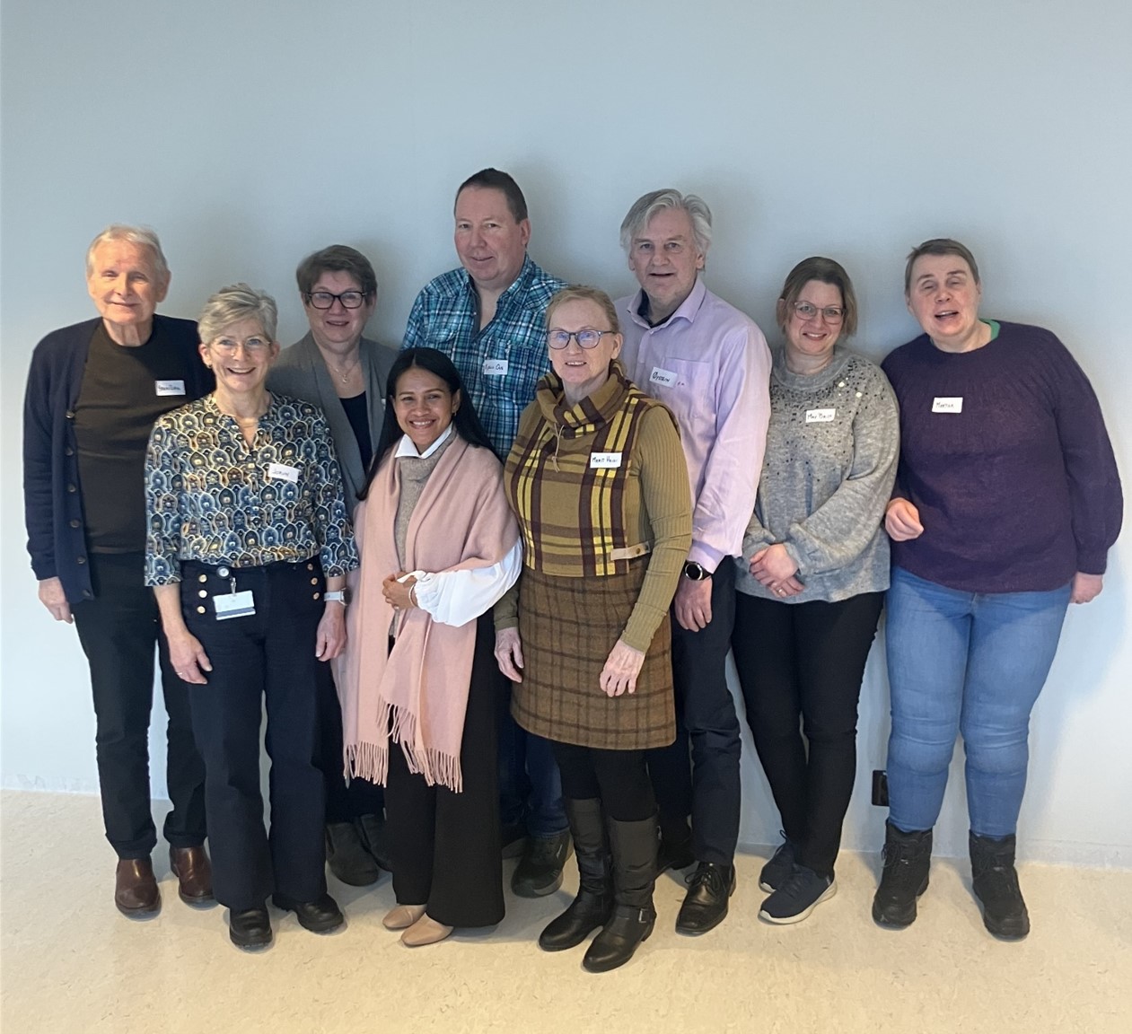 En gruppe mennesker som poserer for et bilde