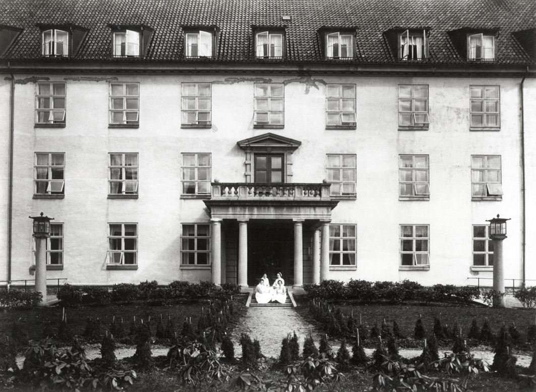 En brud og brudgom foran en stor bygning
