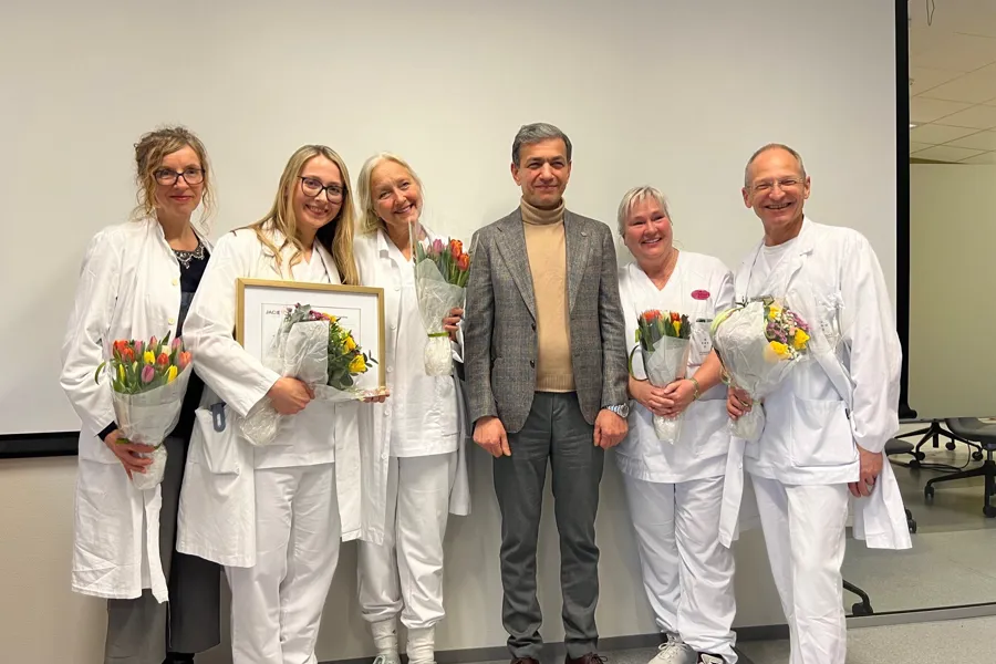 En gruppe mennesker som holder blomster