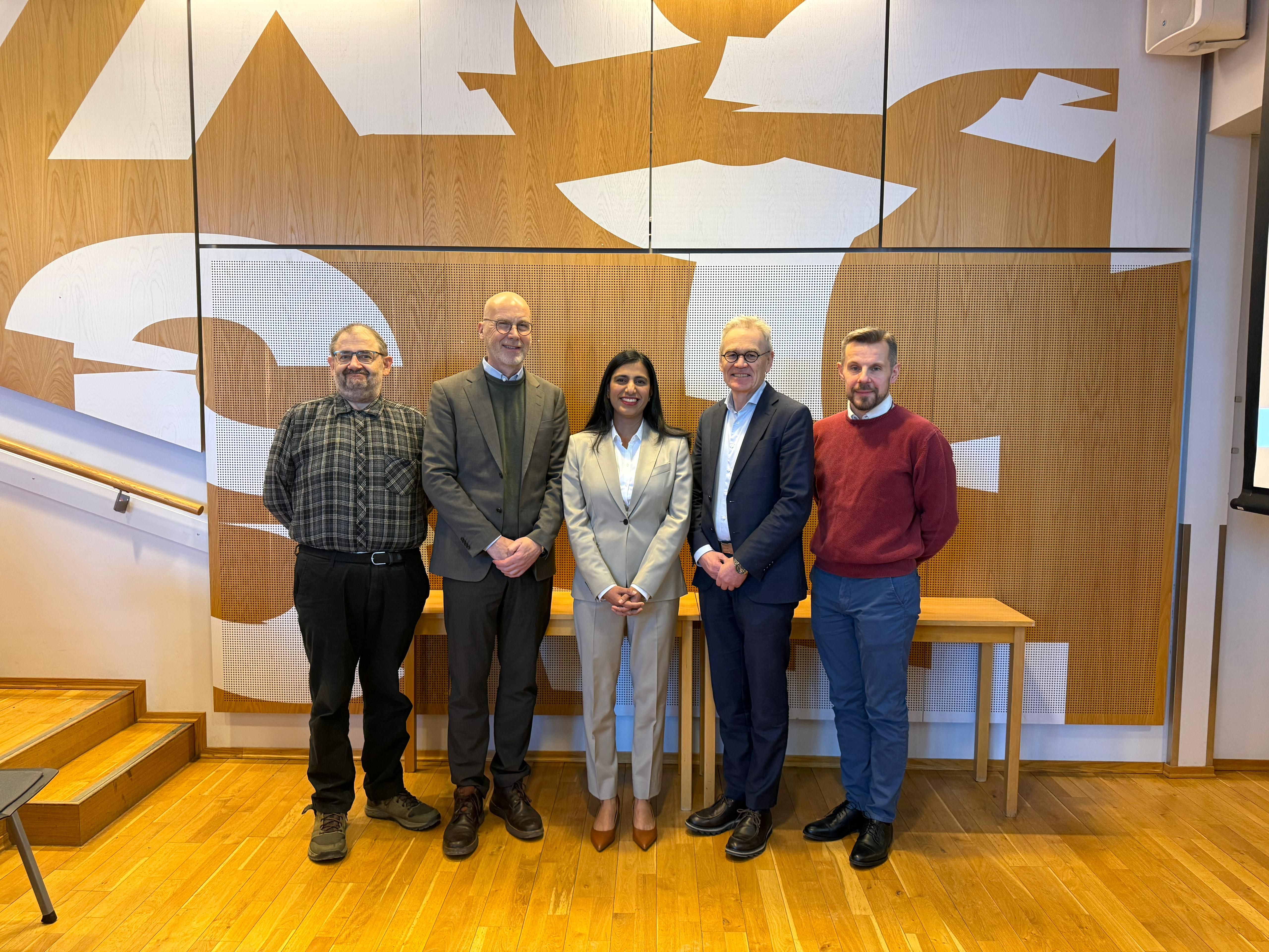 En gruppe mennesker som poserer for et bilde