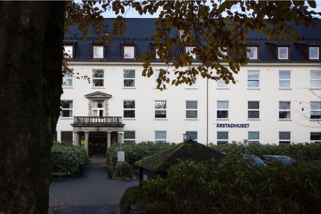 En bygning med parkeringsplass