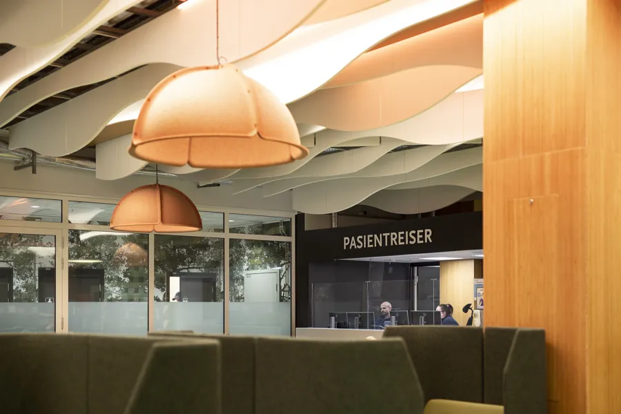 Sittegruppe og store taklampar framfor skranke for pasientreiser