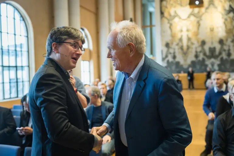 To menn som tar hverandre i hånden