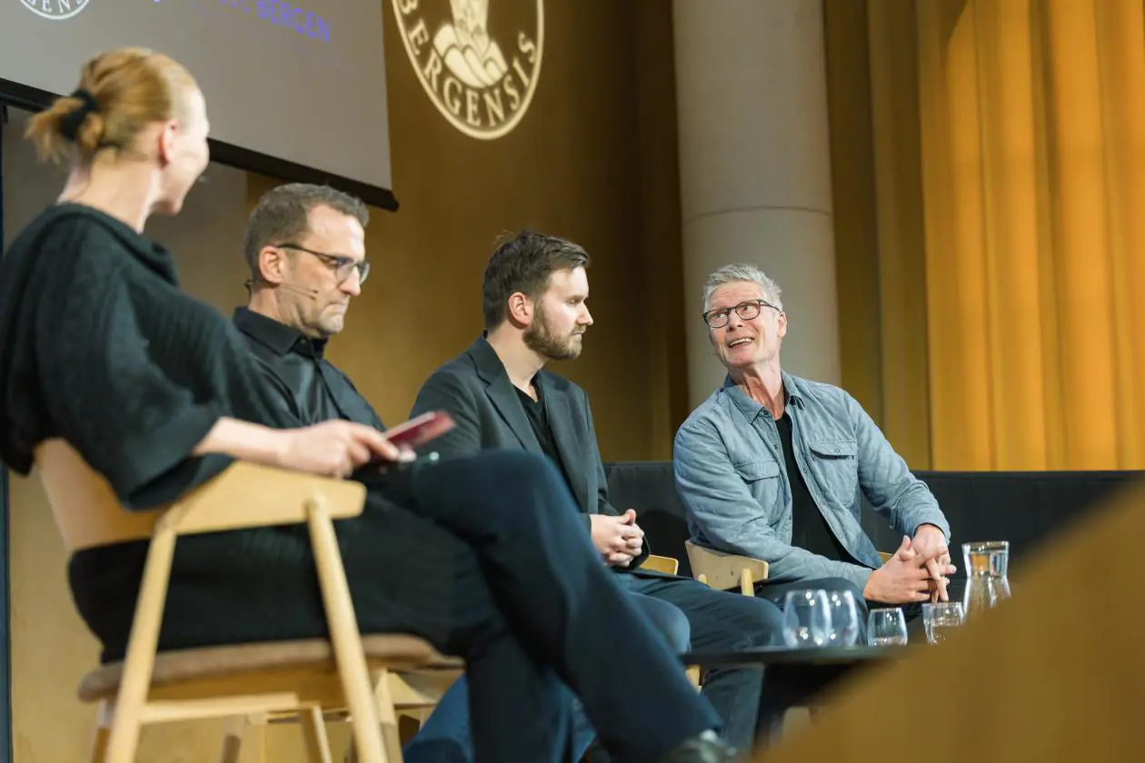 En gruppe mennesker som sitter ved et bord