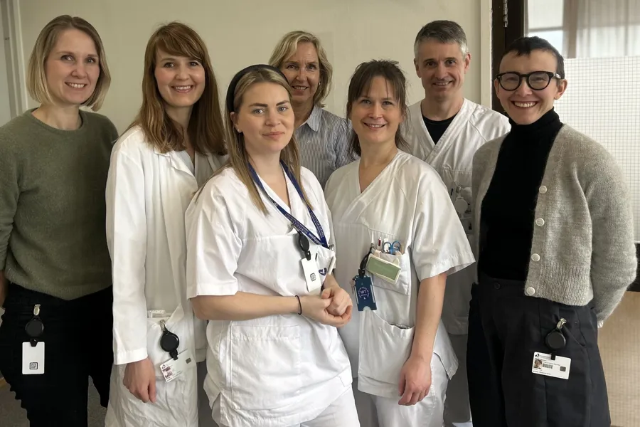 En gruppe mennesker som poserer for et bilde