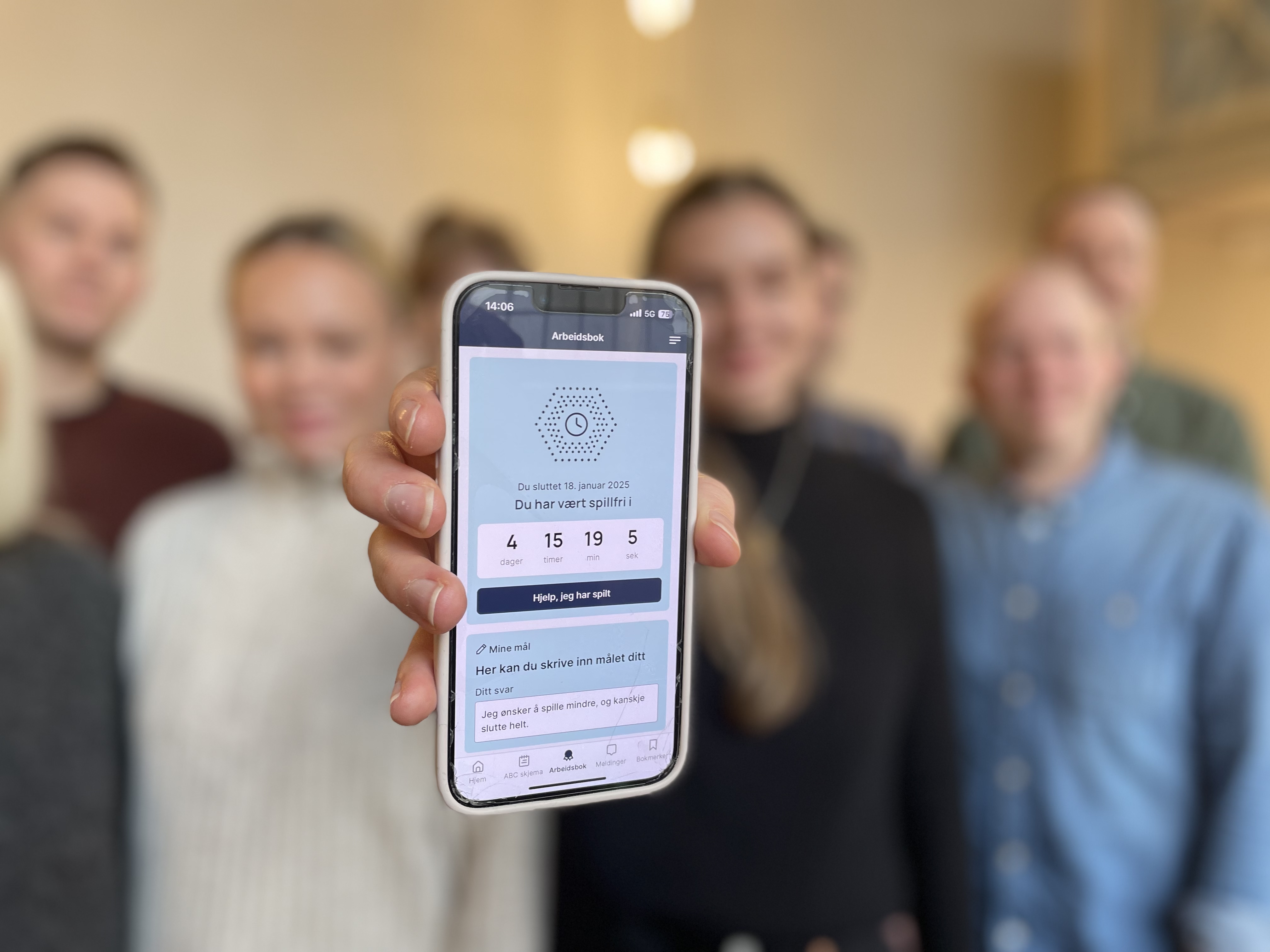 En person som holder en telefon