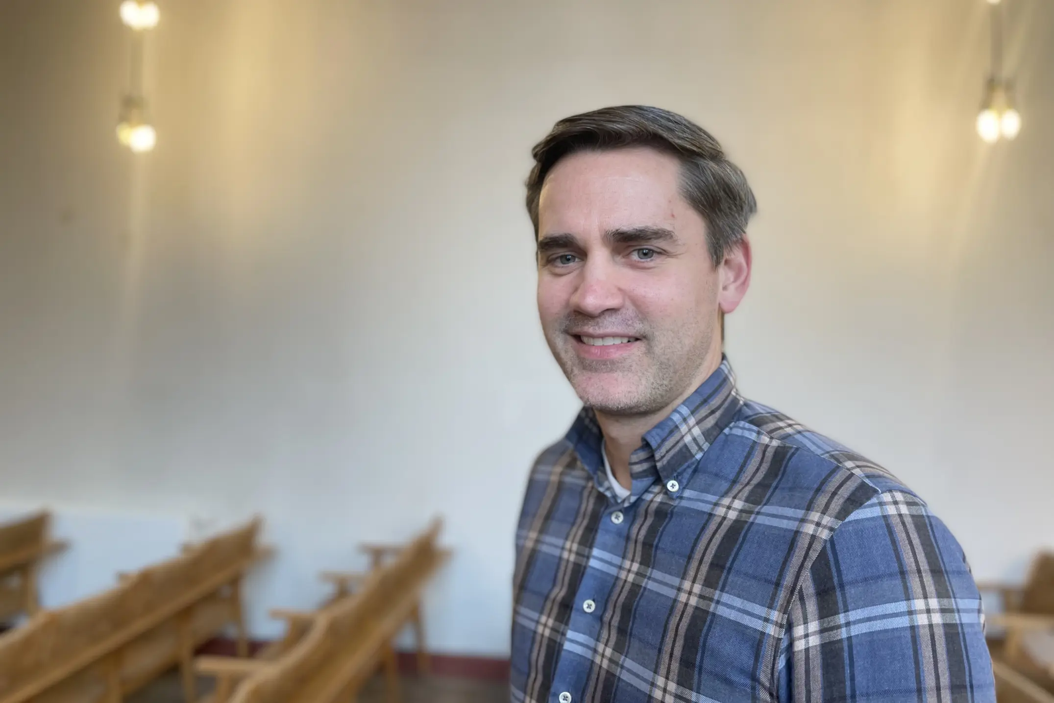 En mann som smiler til kameraet