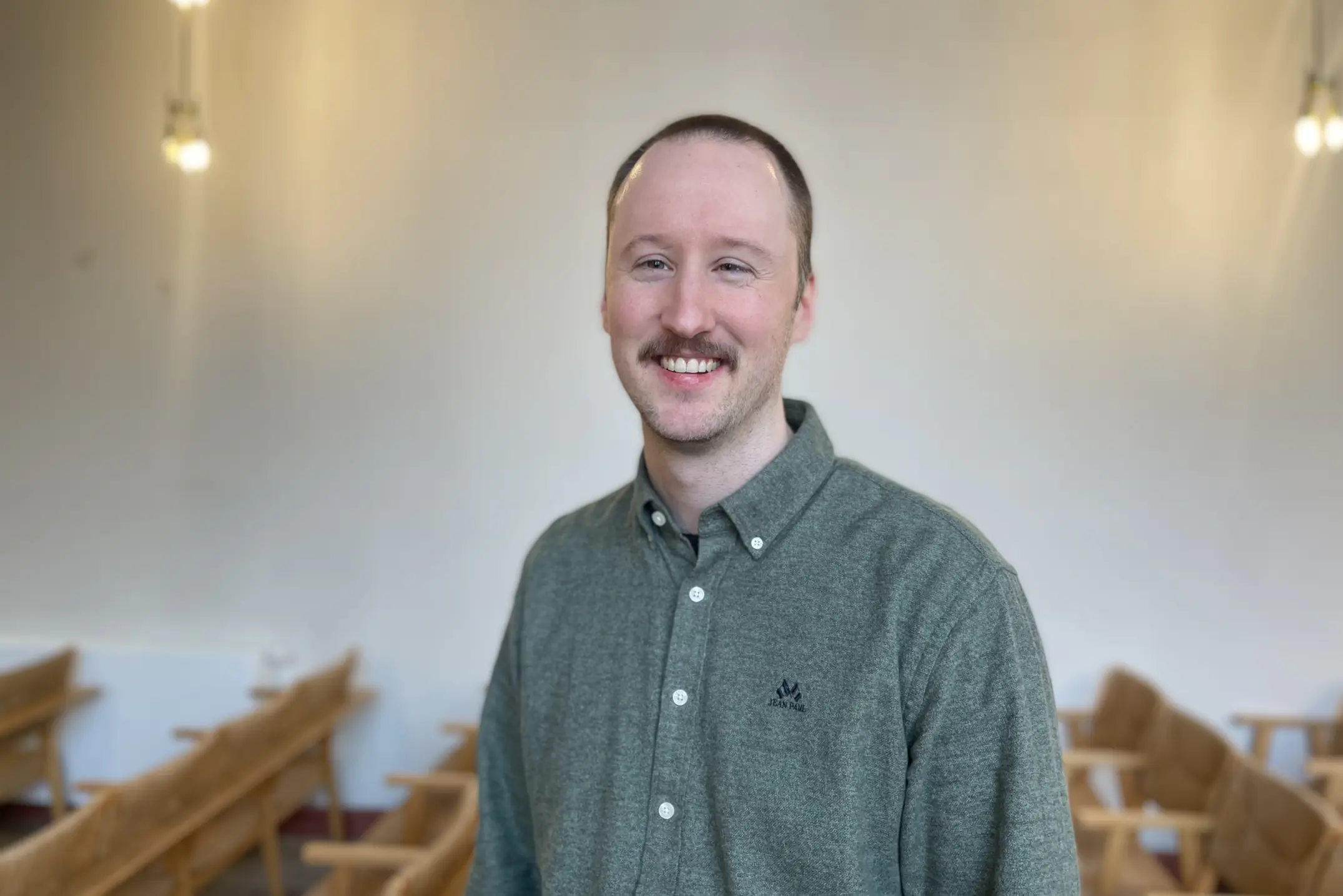 En mann som smiler til kameraet