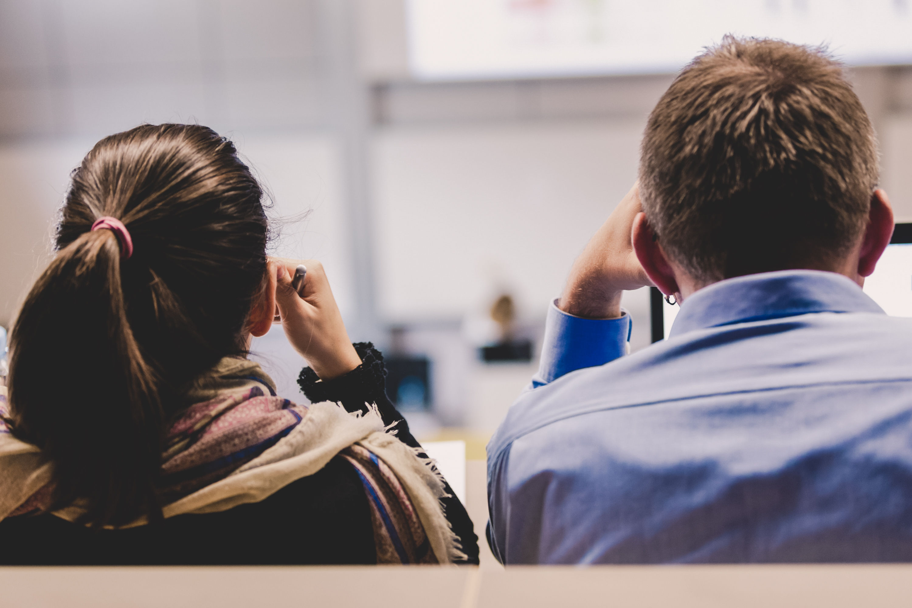 En mann og en kvinne som sitter i et rom