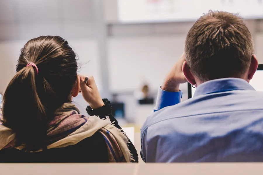 En mann og en kvinne som sitter i et rom