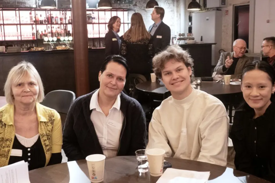 En gruppe brukarrepresentantar som sitter ved et bord