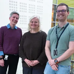 En gruppe mennesker som poserer for et bilde