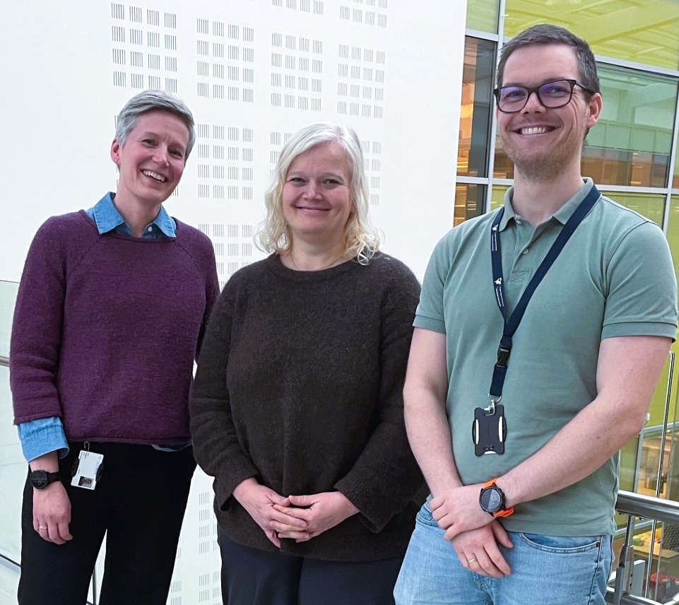 En gruppe mennesker som poserer for et bilde