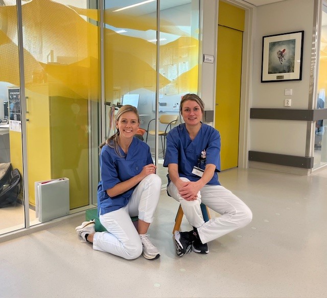 En mann og en kvinne som sitter på gulvet