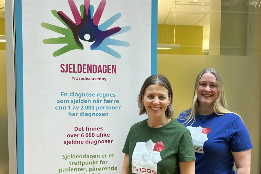 Et par kvinner som smiler