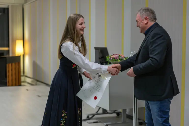En mann og kvinne som holder en blomsterbukett